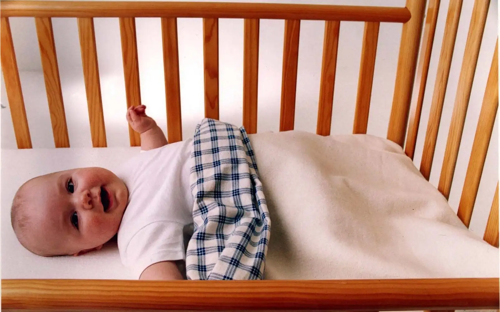 Малыш в кроватке фото